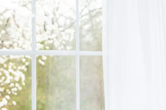 Fenster mit blick auf blühenden baum